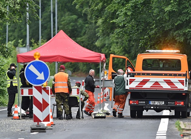 Vojáci, policisté a pracovní Technických slueb ve Hensku odklízejí zátarasy...