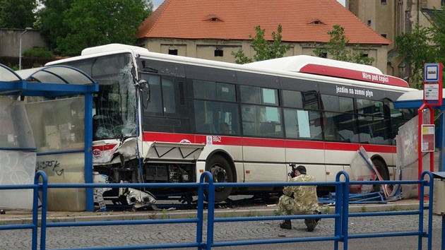 Autobus na autobusovém nádraí ve Slaném naboural do zastávky. (9. ervna 2020)