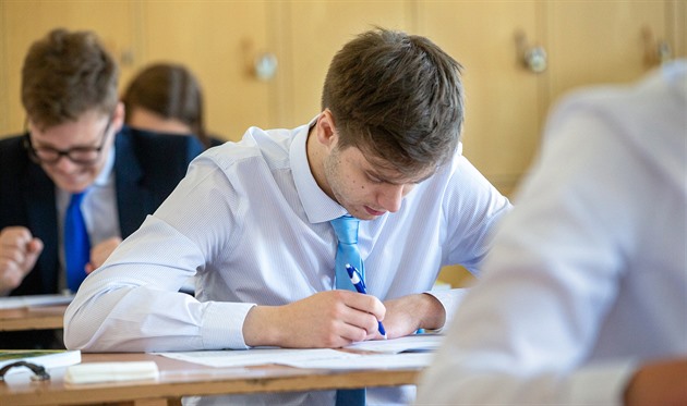 Cermat vsadil na opravování testů umělou inteligencí. Ušetří mu peníze i čas