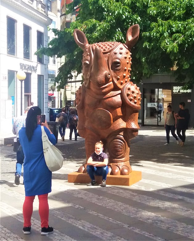 
Na Jungmannov námstí se objevil nosoroec. Jedná se o bronzovou sochu od Jaroslava Róny, která byla instalována v rámci mezinárodního sochaského festivalu Sculpture Line. Festival neprobíhá pouze v Praze, ale i v dalích mstech eské republiky. Lidé