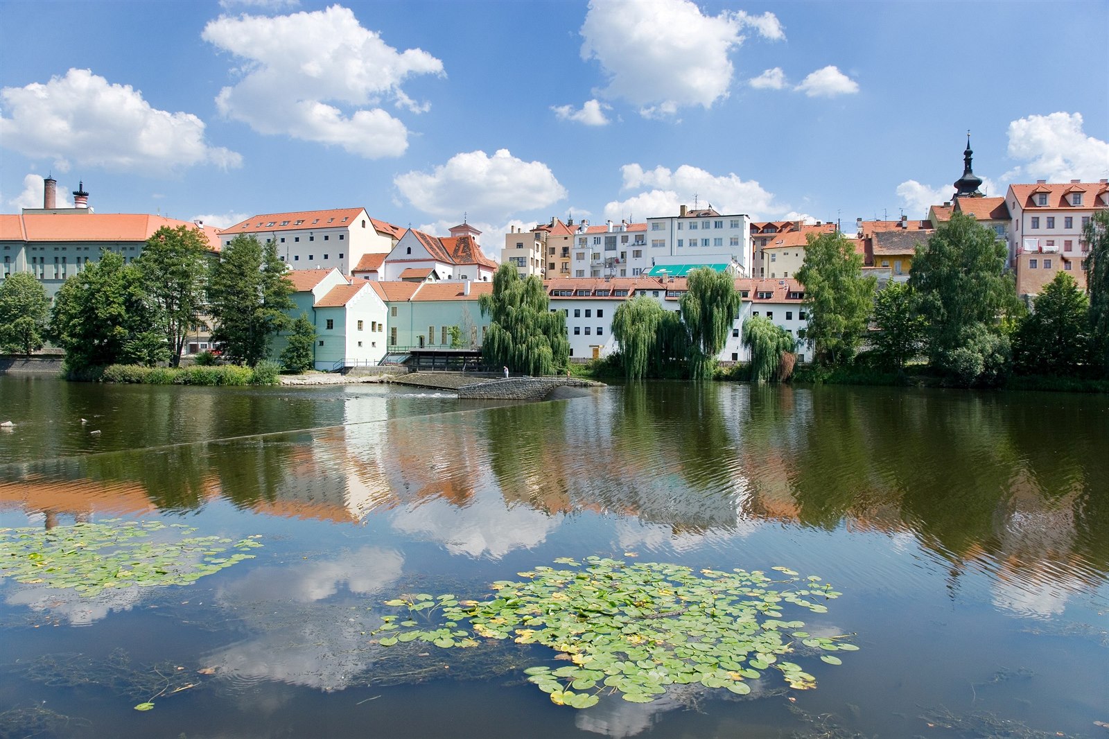 Pohled na siluetu m�sta, kterým protéká p�vabná �eka Otava.