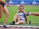 Barbora Malíková oddechuje po závod v Ostrav a sleduje dalí bh na 800 metr.