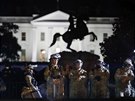 Písluníci Národní gardy chrání prostranství ped Bílým domem ve Washingtonu,...