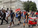 Protestující v americkém hlavním mst Washingtonu u Bílého domu vyli do ulic...
