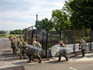 Amerití vojáci ped Bílým domem v hlavním mst Washingtonu (6. ervna 2020)
