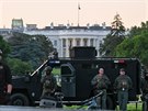 Jednotka SWAT rozmístná ped Bílým domem ve Washingtonu sleduje situaci v...