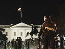 Policie ped Bílým domem zasahuje proti demonstrantm. Protesty byly vyvolané...