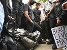 Demonstranti v britském Bristolu strhli sochu obchodníka s otroky ze 17....