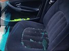 Agresivn idi rozbil bon sklo u automobilu, kter nemohl pedjet.