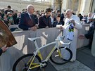 Pape Frantiek v roce 2018 dostal kolo od slovenského mistra svta v silniní...