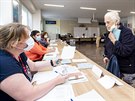 Volební komise kontroluje 5. ervna 2020 doklady voliky ve volební místnosti v...