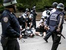Policist zasahuj proti demonstrantm v New Yorku, kte protestovali proti...
