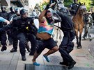 Policisté zasahují proti demonstrantm poblí Bílého domu ve Washingtonu, sídla...