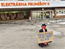 Ped elektrárnou Prunéov II u Kadan na Chomutovsku demonstrovali aktivisté z...