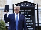 Americký prezident Donald Trump vyfocený s biblí v ruce u kostela episkopální...