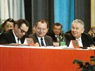 Miroslav Mamula (vpravo) za pedsednickm stolem na krajsk konferenci...