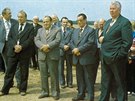 Miroslav Mamula (zcela vpravo) s dalmi soudruhy na nvtv u novojinskch...