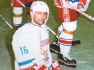 Na snímku ze znojemské sezony 1996/97 kleí Zdenk Malý a nad ním jsou Petr...