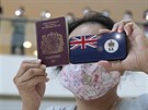 Protestující v Hongkongu ukazuje svj britský pas. (2. ervna 2020)