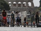Cyklisté v Itálii berou msto útokem. V pozadí je Koloseum v íme. (17. kvtna...