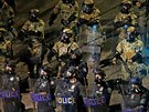 lenové Národní gardy a policisté ze Seattlu na jedné z demonstrací proti...