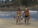 Pár s ochrannými roukami na plái v Rio de Janeiru. (7. ervna 2020)