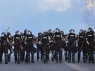 Policejní hlídka v Minneapolis vybavená títy a obuky. (9. ervna 2020)