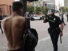 Americký policista míí na demonstranta v Los Angeles. (2. ervna 2020)