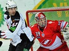 Souboj eských legend v KHL. V brance Spartaku Moskva Dominik Haek, ped ním...