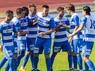 Fotbalisté Ústí nad Labem se radují z gólu v zápase s Vlaimí..