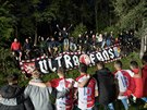 Fotbalisté Slavie na dkovace se svými fanouky za branami stadionu v Píbrami.