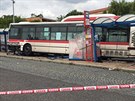 Autobus na autobusovm ndra ve Slanm naboural do zastvky. (9. ervna 2020)
