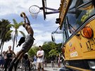 Daniel Long hraje basketbal bhem protest pipomínajících George Floyda v Los...