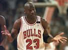 Michael Jordan z Chicago Bulls práv trefil estou trojku v prvním poloase...