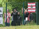 Fanouci ikova sledují zápas ve Varnsdorfu zpoza plotu.