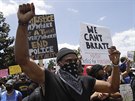 Russell Westbrook na demonstraci v kalifornském Comptonu, pedmstí Los Angeles.