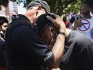 Policista objímá demonstranta v americkém Shreveportu. (31. kvtna 2020)