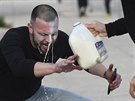 Mu oetuje jednoho z demonstrant po zásahu slzným plynem. (31. kvtna 2020) 