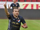 Ostravský fotbalista Nemanja Kuzmanovi se raduje z gólu do olomoucké sít.