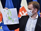 Slovenský premiér Igor Matovi s mapou bezpených zemí, kam mohou Slováci voln...