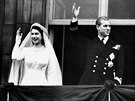 Královna Albta II. jet coby princezna a princ Philip ve svatební den...