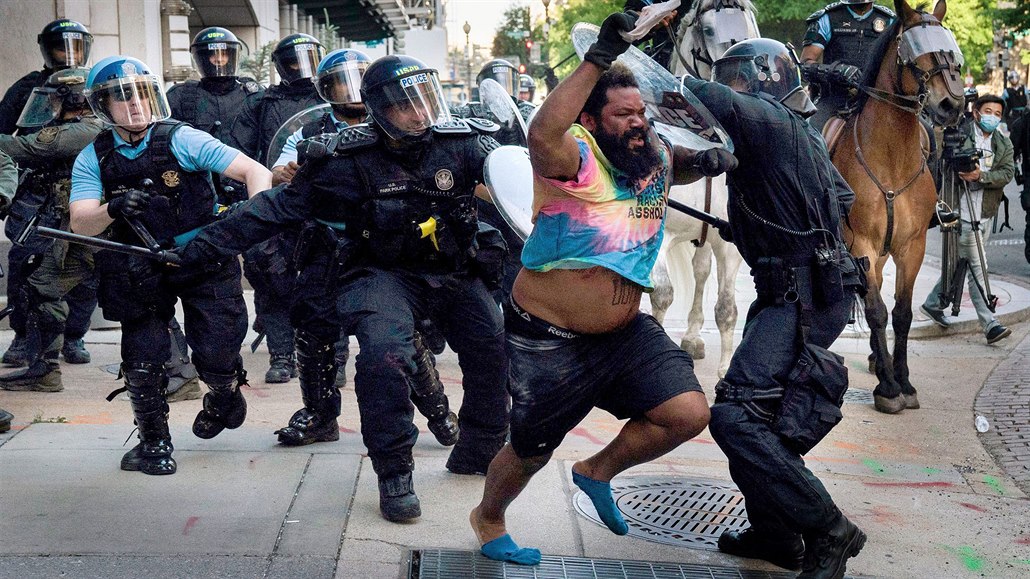 Policisté zasahují proti demonstrantm poblí Bílého domu ve Washingtonu, sídla...