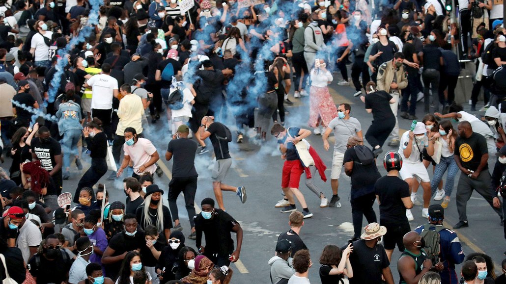 Lidé na úterní zakázané demonstraci ped soudní budovou v Paíi, vnované...