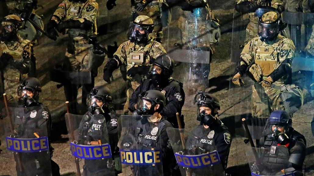 lenové Národní gardy a policisté ze Seattlu na jedné z demonstrací proti...