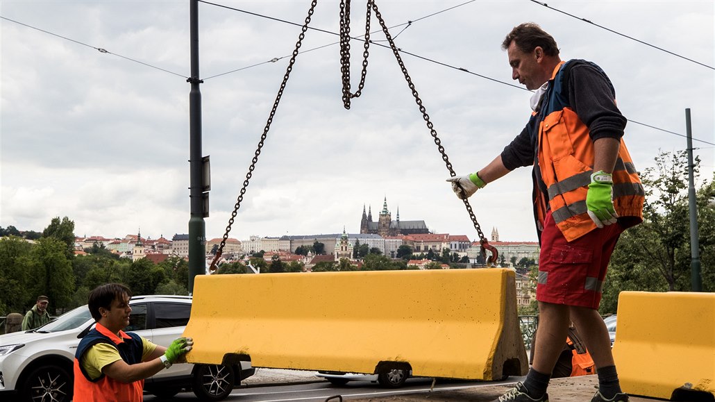 Odstran�ní citiblok� ze Smetanova náb�e�í. (8.6.2020)