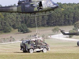 Nmeck lehk taktick vozidlo Mungo a vrtulnk UH-1D bhem pedvn nkladu