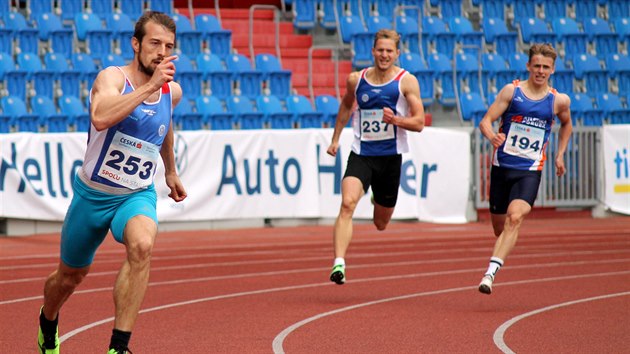 Sprinter Zdeněk Stromšík (vlevo) si v Ostravě zkusil běh na 300 metrů.