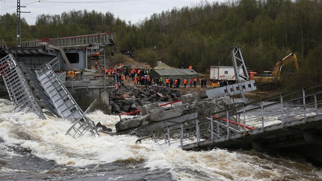 Pobl msta Murmansk na severozpad Ruska se ztil eleznin most. (2. ervna 2020)