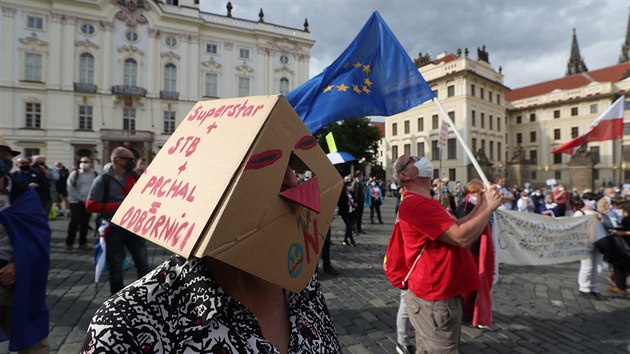 Dv a ti stovky lid na Hradanskm nmst v Praze demonstrovaly proti politice prezidenta Miloe Zemana a vldy. (2. ervna 2020)