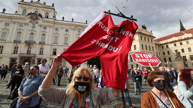 Dv a ti stovky lid na Hradanskm nmst v Praze demonstrovaly proti politice prezidenta Miloe Zemana a vldy. (2. ervna 2020)